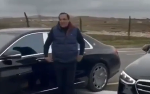 Manaf Ağayevlə Füzuliyə gedən "AA" seriyalı avtomobil bu məşhur iş adamınındır - FOTO