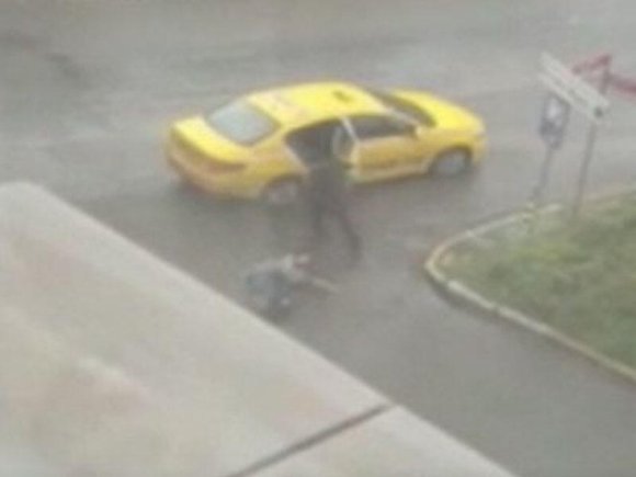 Taksi sürücüsü 8 manatı verməyən qadının başını qapıya çırpdı - VİDEO