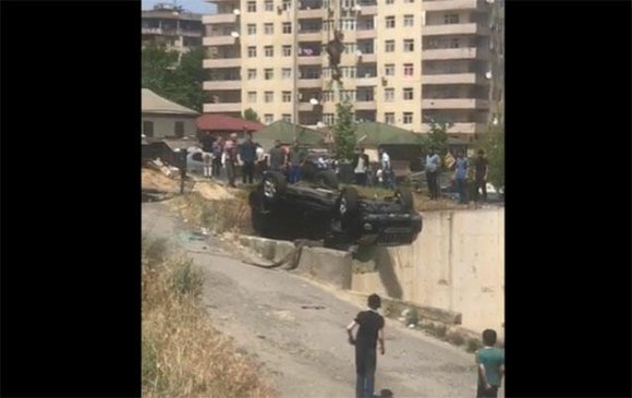 Bakıda avtomobil dərəyə aşıb