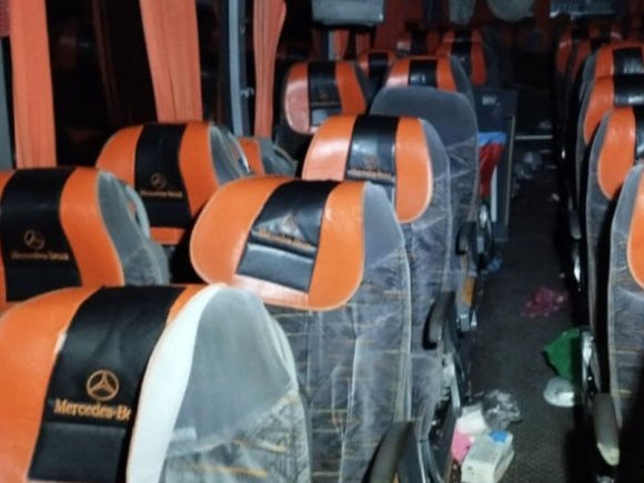 Şamaxıda qəzada xəsarət alan məktəblinin anası: “Zərbə qızımı avtobusun ön şüşəsindən atıb”