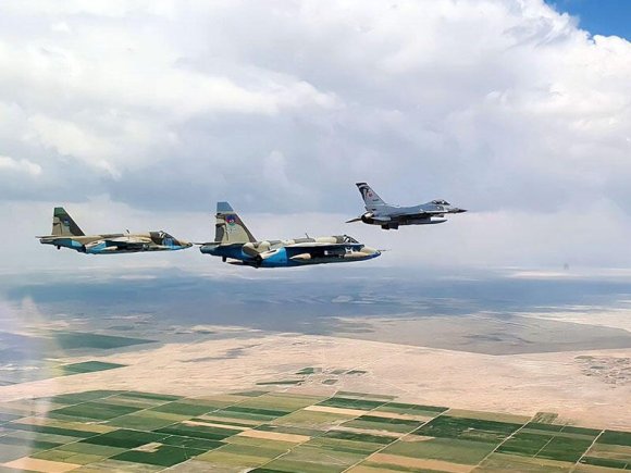 Pilotlarımız şərti düşmənin hava məkanına daxil oldular