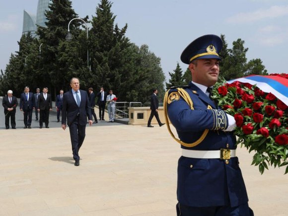 Sergey Lavrov Şəhidlər xiyabanında Azərbaycanın qəhrəman övladlarının xatirəsini anıb