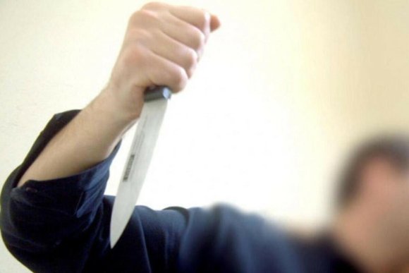 Bakıda gənc oğlan bazarda boğazından bıçaqlanıb