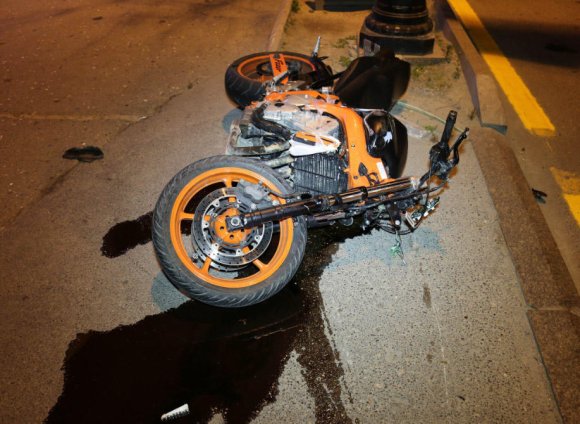 Bakıda avtomobil motosikletçini vuraraq xəsarət yetirib
