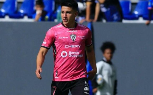 Ekvadorda futbolçu 70 metrdən çox məsafədən qol vurub