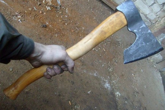 Arvadını balta ilə vurdu - uşağın gözü qarşısında