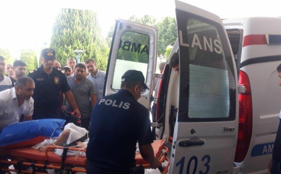 Bərdədə yolu keçmək istəyən uşaqları maşın vurdu