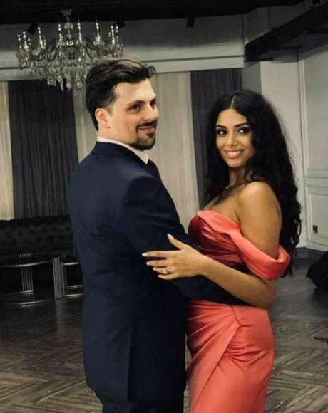 Azərbaycanlı teleaparıcı nişanlısı ilə görüntüsünü paylaşdı