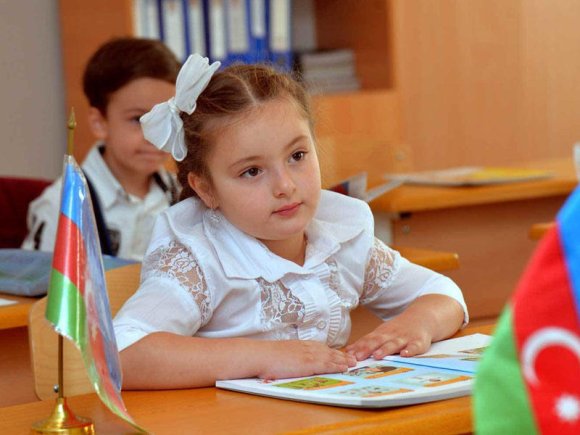 Nazir tədris müddətinin artırılmasını təklif edir