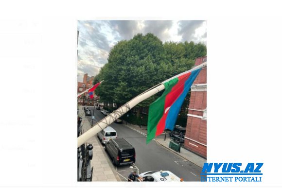 Azərbaycan bayrağı Londondakı səfirlikdə yenidən dalğalanır - VİDEO