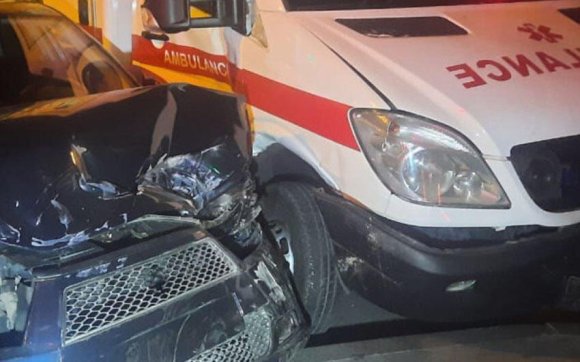 Bakıda ambulans qəzaya uğrayıb, həkim xəsarət alıb