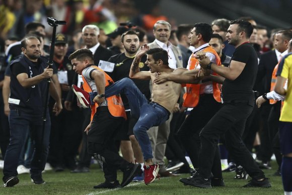 Türkiyə Super Liqasında azarkeş meydanda futbolçuya təpik vurub