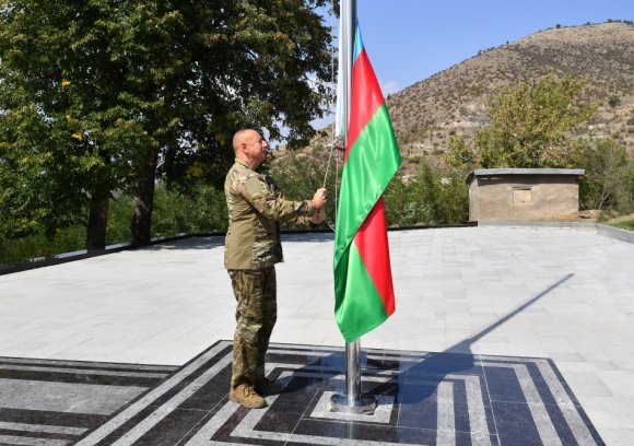 Üçrəngli bayrağımız qürur mənbəyimizdir