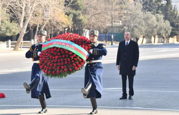İlham Əliyev Xocalı soyqırımı abidəsini ziyarət edib