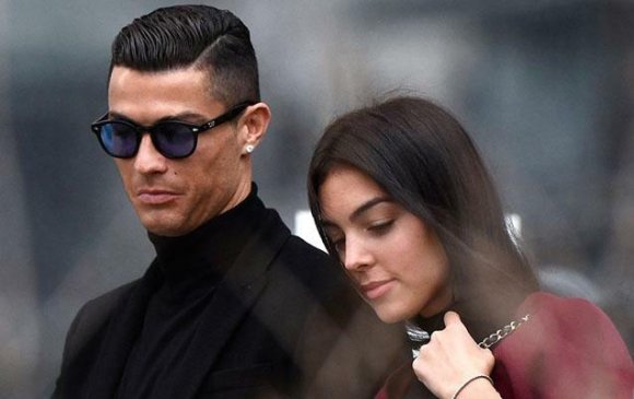 Ronaldu sevgilisindən ayrılır?