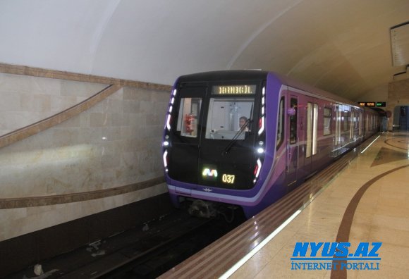 Metroda qatarların hərəkətində yubanma olub