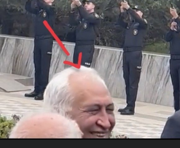 Şəhidin dəfni zamanı “qəşş” edib gülən məşhur iş adamının müəmmalı keçmişi – VİDEO