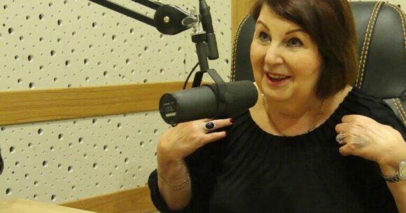 Korifey diktordan teleaparıcılara tərs sillə: “Elə bil podiuma çıxıb, paltarını göstərir”