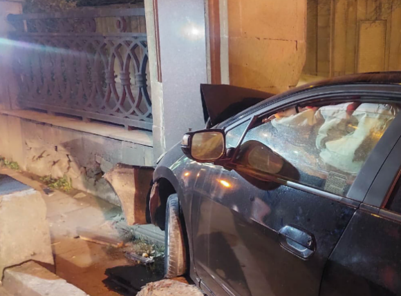 Bakıda "Honda" betona çırpıldı