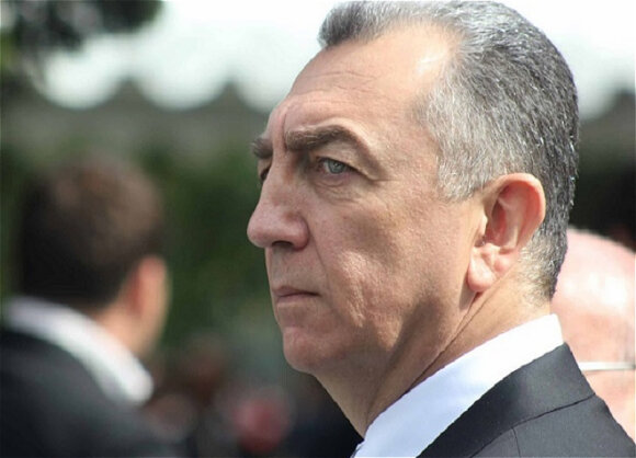 "Əl çəkmirlər məndən...Deyirlər ki, verin yeyək" - İcra nümayəndələri ilə satıcı arasında mübahisə