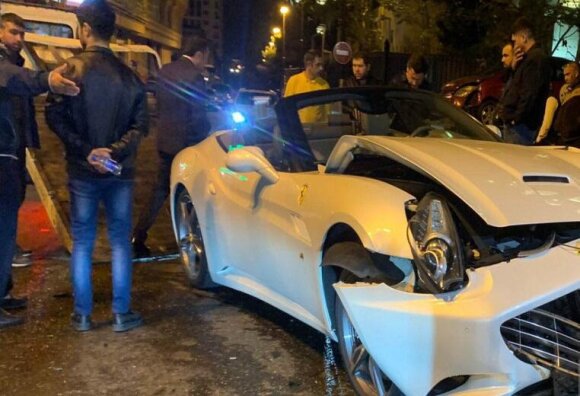 Bakıda DƏHŞƏTLİ QƏZA: "Prius"la "Ferrari" toqquşdu