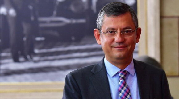 CHP-nin yeni lideri Özgür Özəl kimdir?