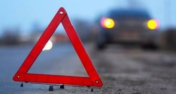 Bakıda "BMW" ağaca çırpıldı: xəsarət alan var