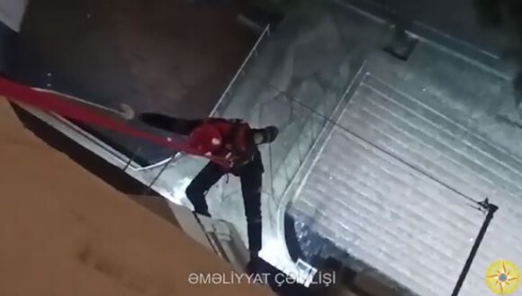 Bakıda çoxmərtəbəli binada əməliyyat: FHN işçiləri alpinistlik etdilər - VİDEO