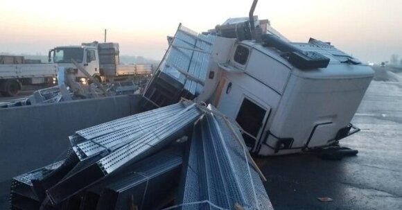 Kürdəmirdə “KamAZ” beton səkiyə çırpılıb, sürücü xəsarət alıb