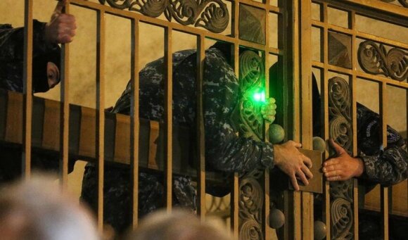 Tbilisidə xüsusi təyinatlılar parlament binasının ərazisini tərk edib