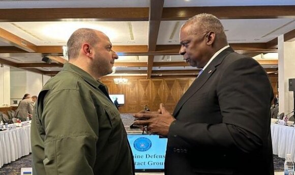 Ostin və Umerov son döyüşləri müzakirə etdi