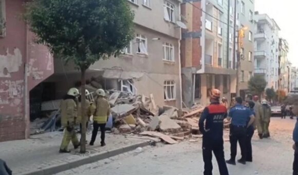 İstanbulda dördmərtəbəli bina uçdu