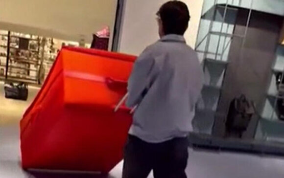 Kənanın özündən böyük çamadanı