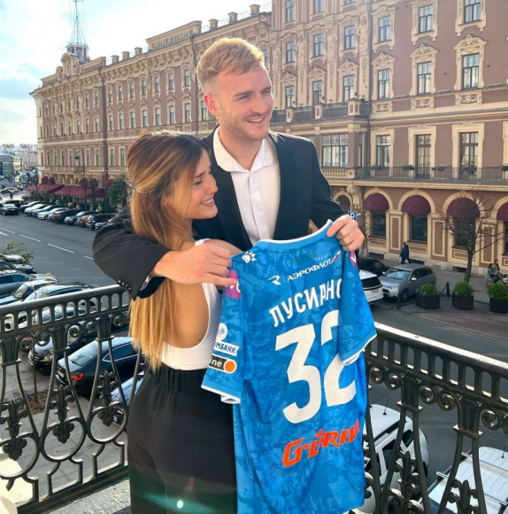 “Zenit”in yeni futbolçusunun qızı sadəcə gözəldir: Eyni yerdə eyni döymələri var - FOTOSESSİYA