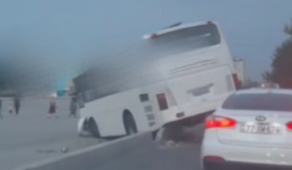 Bakıda sərnişin avtobusu qəza TÖRƏTDİ