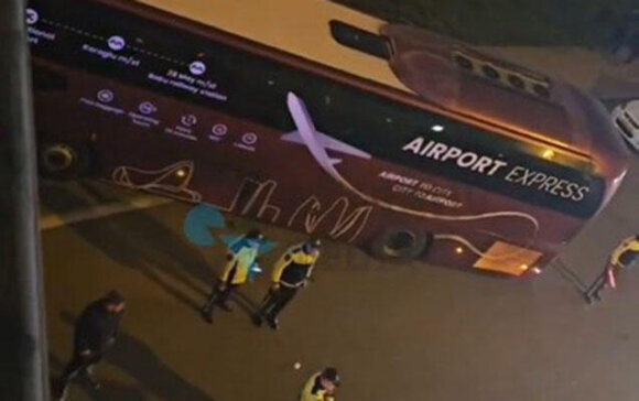 Aeroport yolunda “Aero ekspress" avtobusu evakuatorla toqquşdu - yenilənib