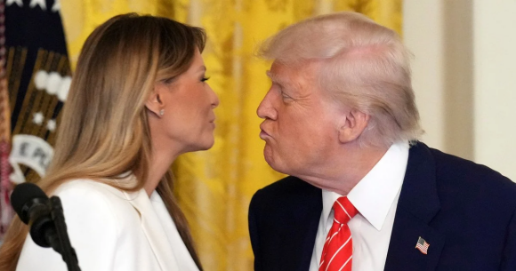 Tramp hisslərinə hakim ola bilmədi: Melaniyanı öpüşlərə qərq etdi