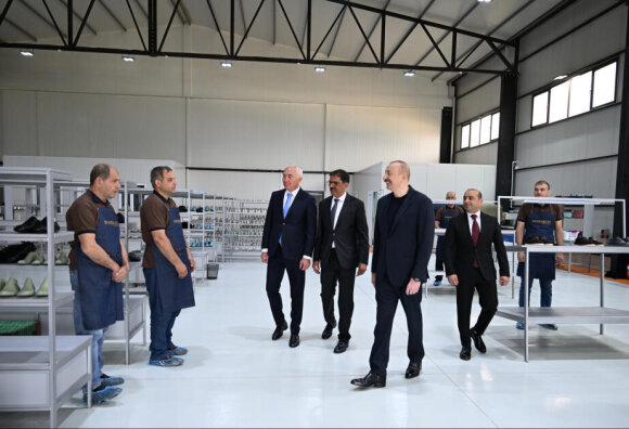 İlham Əliyev “PIRSHAGHI” ayaqqabı fabrikinin Laçın filialının açılışında iştirak edib