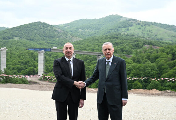 Azərbaycan və Türkiyə prezidentləri Kəlbəcər-Laçın avtomobil yolunda görülən tikinti işləri ilə tanış olublar - FOTO