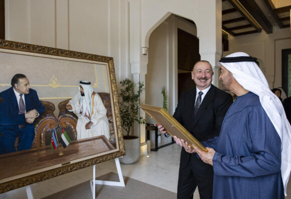 İlham Əliyev Şeyx Məhəmməd bin Zayed Al Nəhyana hədiyyə təqdim edib