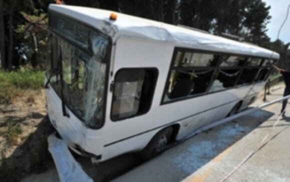 Sumqayıtda avtobus işıq dirəyinə çırpıldı, yaralananlar var