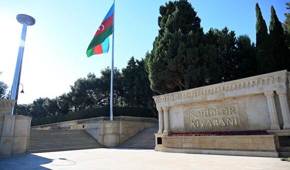 XİN rəhbərliyi Şəhidlər xiyabanını ziyarət edib