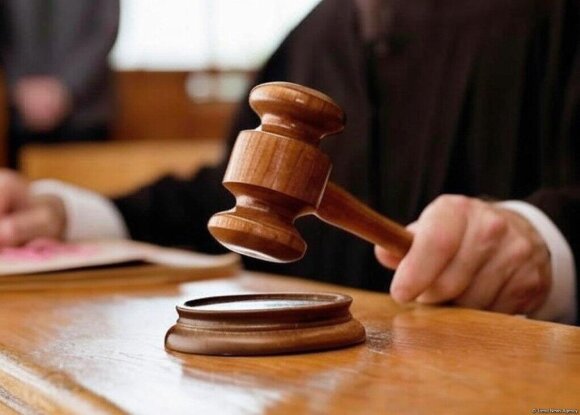 Qohumunu 40 manat borca görə bıçaqladı - məhkəmədə azadlığa buraxıldı