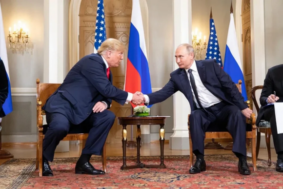 Trampın Putinlə bağlı mövqeyinin dəyişməsində onun rolu olub