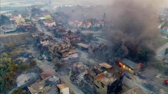 İzmirdə güclü meşə yanğınları: 42 mindən çox insan təxliyə edildi