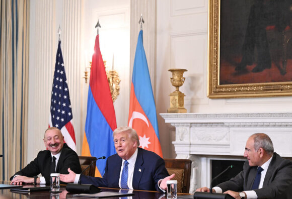 Tramp Ağ Evdə mətbuata bəyanatla çıxış edib