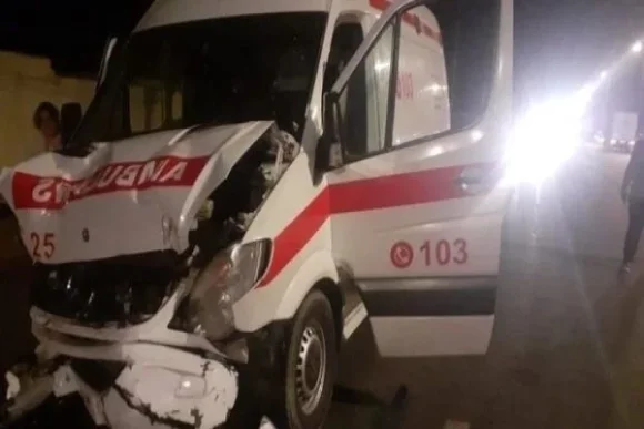 Hacıqabulda təcili yardım maşını qəzaya uğrayıb, ölən və yaralananlar var