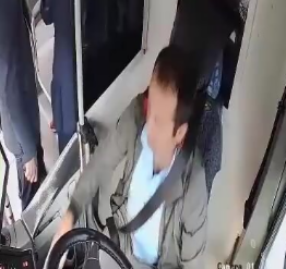 Bakıda sərnişin avtobus sürücüsünü döydü - VİDEO