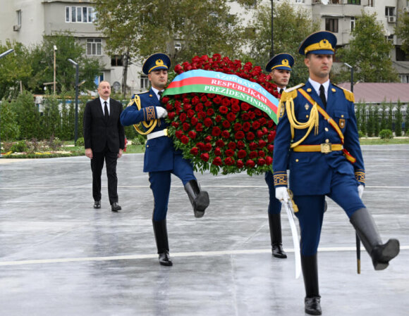 Prezident şəhidlərin xatirəsini bir dəqiqəlik sükutla yad etdi - FOTO