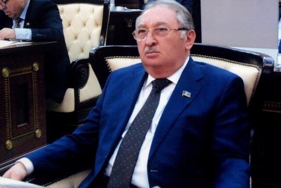 Rektor: "İşə çıxmıram, universiteti uşaqlar idarə edirlər"